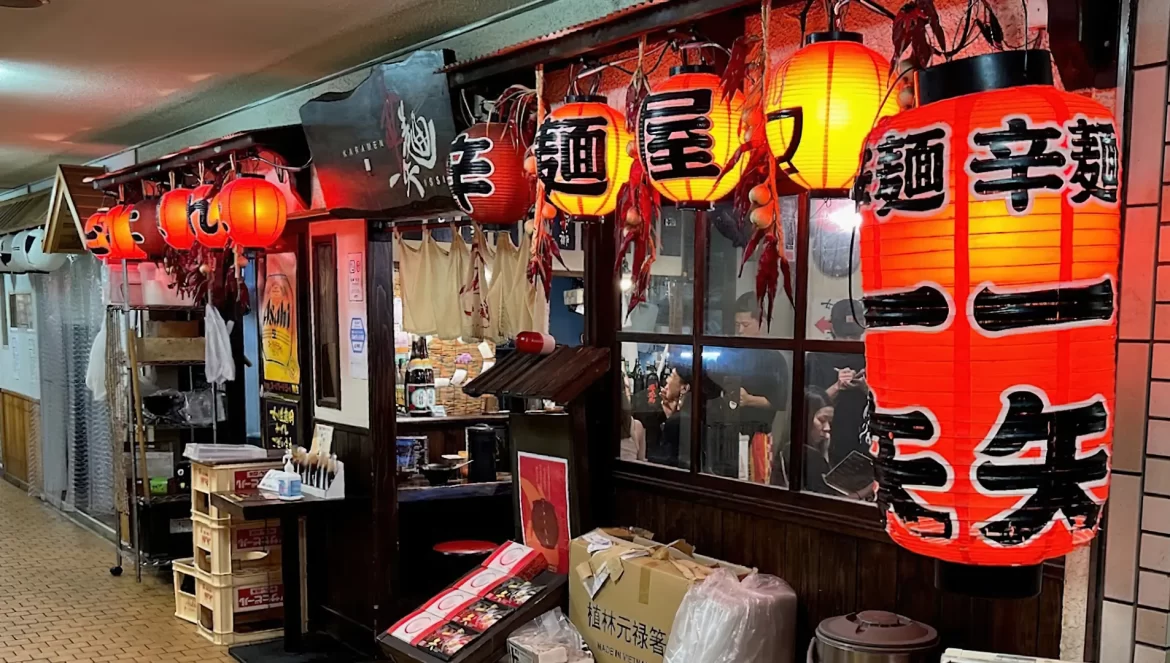 博多美食，一矢拉麵，豚骨拉麵，福岡縣那珂川，自家製麵條，《黒ラーメン》黑拉麵，りょうたの手羽先，鶏飯，辛麺