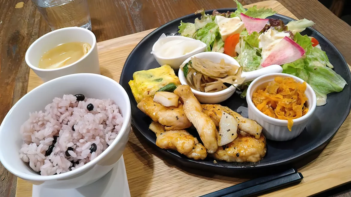 C.cafe健康午餐套餐,包含鹽麴烤雞和時令蔬菜