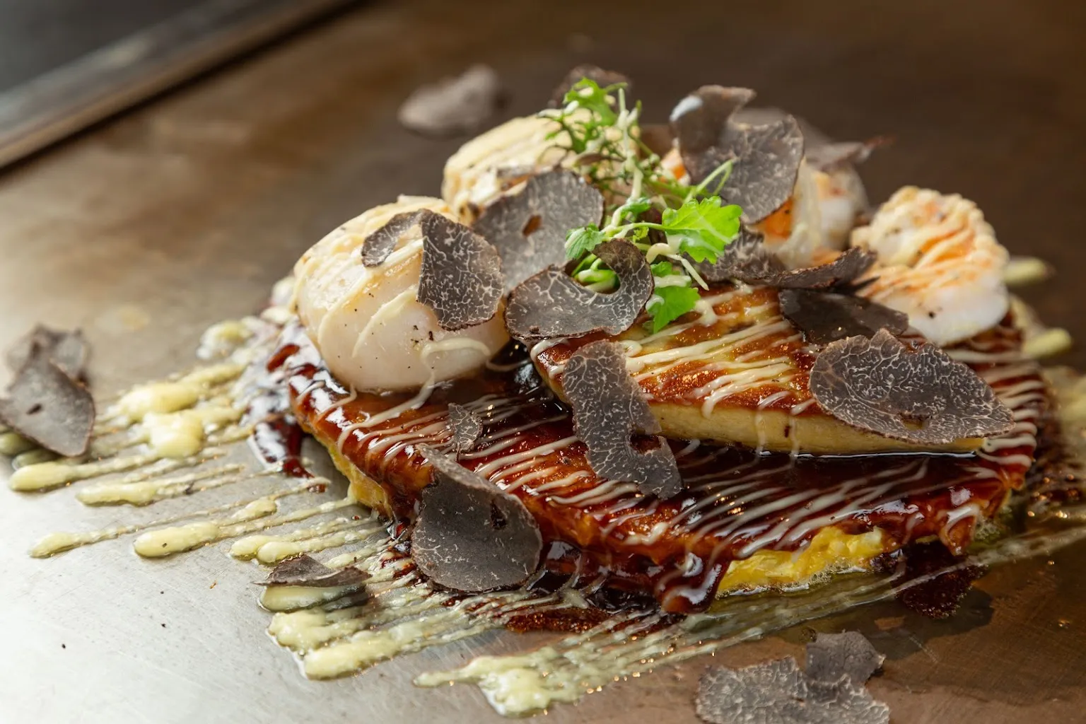 大阪難波、道頓堀美食:鐵板料理「粉もん處 光圀 裏なんば店」語音菜單輕鬆點